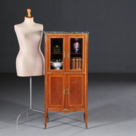 Antieke kast / Notenhouten Louis Seize stijl vitrinekast ca. 1910 met brons en marmer (No.630943)