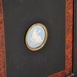 Antieke kast / Victoriaanse credenza ca. 1875 zwart gepolitoerd met noten accenten,  1 spiegelwand en 2 Wedgwood  plaquettes " (No.472851)