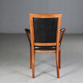 Antieke stoelen / Hollandse essenhouten bureaustoel met zwart leer ca. 1790 met beklede armleggers (TN.551602)