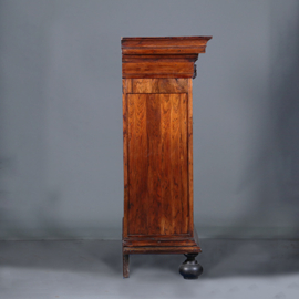 Kleine donker palissander pastoorskast  ca 1700 met cherubijnen (No.422420)