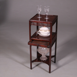 Etagiere nachtkastje Engelse bedside tabel of nightstand in mahonie met lade ca 1820 (No.452430)
