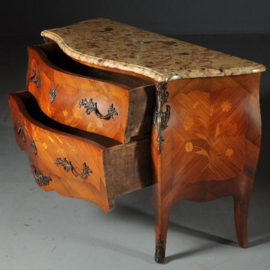 Antieke kasten / Gebombeerde notenhouten commode ca. 1920 met rijkelijk brons beslag (No.402558)