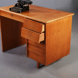 Klein blond vintage bureau met schuine ladenfronten mid century (No.960405)