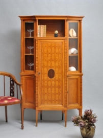Antieke kast / ca. 1900 Franse satijnhouten vitrinekast met inlegwerk en gebogen... (No.474117)