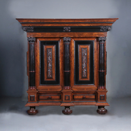 Museale kolom- of Kussenkast  ca 1665 in palissander met ebben en kussens op front en zijpanelen (No.440560)