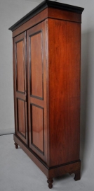 Antieke kast / strakke kast met zwart gepolitoerd lijstwerk (No.76163)