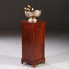 Mahonie nachtkastje zo strak belijnd als een sokkel Biedermeier ca 1820 (No.630947)
