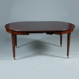 Coulissetafel met een inleg blad maar geschikt voor meedere inlegbladen [No.991910)