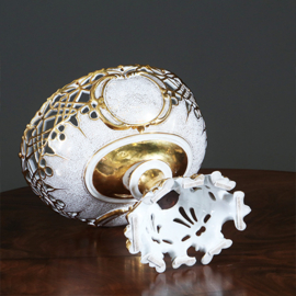 Groot tafel stuk of Piece de Milieu wit porselein met goud begin 19e eeuw (No.270160)