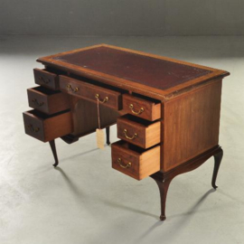 Antieke bureaus / Engels damesbureau ca.  1910  rood leer, "Warrings & Gillow" (No.151232)