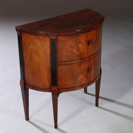 Demi lune commode mahonie met ebbenhout op strakke tapse pootjes (No.962620)