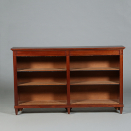 Lage brede open boekenkast in mahonie met zwart lederen biesjes ca 1910 (No.450355)