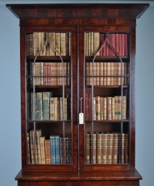 Antieke kast / Smalle hoge boekenkast met spitsbogen ca. 1840 (No.77128)