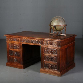 Antieke bureaus / Eikenhouten bureau met 9 faunen op de ladenfronten ca. 1875 (No.560662)