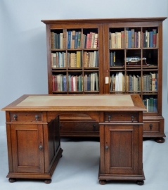 Antieke bureaus / Uit een herenkamer:  bureau + boekenkast. 1910 (No.77108)