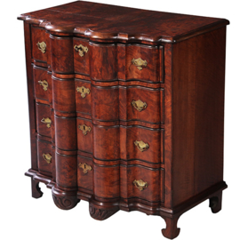 Hollandse orgelgebogen commode ca 1725 op de originele gezaagde pootjes  (No.971725)