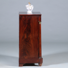 Opvallend kleine fraaie Hollandse Empire commode met 4 laden en 2 zuilen ca 1810  (No.431525)