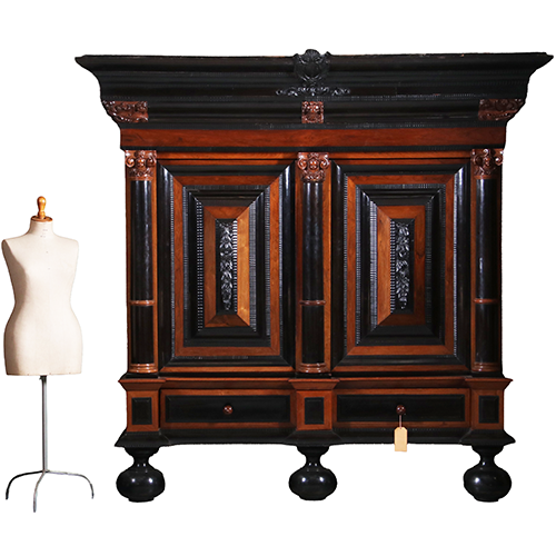 Reusachtige Hollandse kolomkast ca 1700 unieke kwaliteit met veel ebben (No.311420)