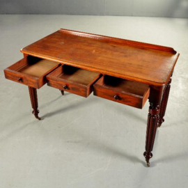 Antieke bureaus / Kleine schrijftafel of sidetable ca. 1870 in mahonie met 3 laden (No.142128)