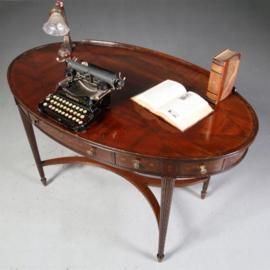 Antieke bureaus / Ovale schrijftafel met geometrisch ingelegd blad ca. 1850 met vijf kleine ladem (No.721313)