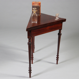 Driehoekige speeltafel voor in een hoek of langs een wand ca 1860 mahonie (No.211740)