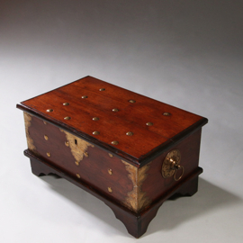 Kleine koloniale Compagniekist of documentenkist met alarmbel in het slot ca 1700 (No.211720)
