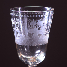 18e eeuwse gelegenheidsglas of bokaal met jachttafereel rond een kasteel op 19e eeuwse zilveren voet (No.322160)