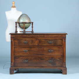 Strakke stoere ladenkast op bracket feet mooie patina  afgeronde hoekstijlen (No.391110)