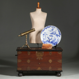 Compagnie kist uit de VOC tijd met alarmbel ca 1750  (No.452410)