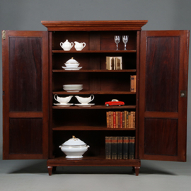 kleine palissander tweedeurskast met poort vormige fillets van Palmhout ca 1820 (No.461535)