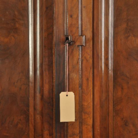 Antieke kast / Strakke Drente pastoorskast ca. 1670 in notenhout (No.111956)