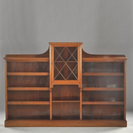 Antieke kast / Engelse boekenkast, deels open en met houten wegklapbare stofvangers (No.479902)