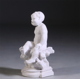 50 cm hg - Grote guitige Putto op sokkel in biscuit naar "August Moreau" ca 1900 (No.941621)