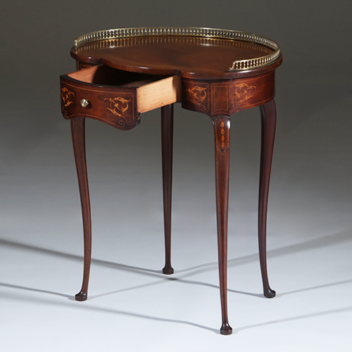 Niervormig latafeltje klein schrijftafeltje Frankrijk ca 1900 met lade inlegwerk en gegoten bronzen balustrade (No.301845)