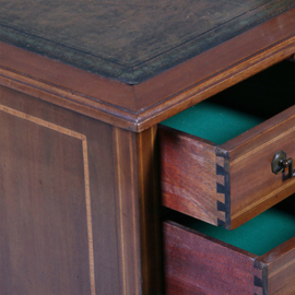 Antiek bureau met prachtig doorleefd leer en blonde ingelegde biezen ca 1875 (No.281435)