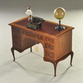 Antieke bureaus / Engels damesbureau ca.  1910  rood leer, "Warrings & Gillow" (No.151232)