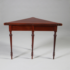 Driehoekige speeltafel voor in een hoek of langs een wand ca 1860 mahonie (No.211740)