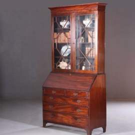 Antieke kast / Engelse secretaire ca . 1800 met orgelgebogen en  getrapt en gebogen interieur en oud groen leer (No.640851)