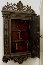 Antiek sleutelkastje Gietijzer zeer plat, slechts 6 cm. (No.99120)