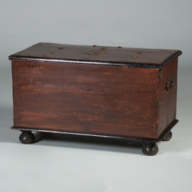 Compagnie kist uit de VOC tijd met alarmbel ca 1750  (No.452410)