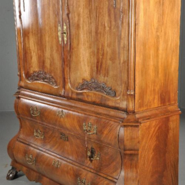 Antieke kast / Dubbel gebogen rococo kabinet met drempeldeuren (No.450211)