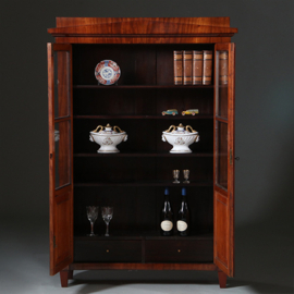 Kleine zeer strakke Biedermeier boekenkast of servieskast ca 1820 donker interieur (No.962610)