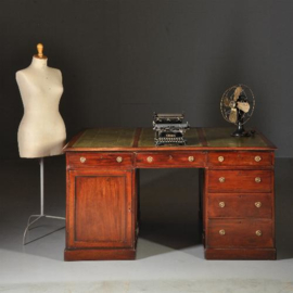 Antieke bureaus / Mahonie partners desk met groen leer 12 laden en 2 geheime laden. (No.341622)