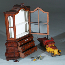 Miniatuur of meesterstuk van een "18e eeuwse wortelnoten porseleinkast"  ca 1885 (No.271745)