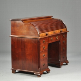 Antieke bureaus / Engels mahoniehouten rolluikbureau ca. 1860 fraaie patina en met het originele leer (No.503298)