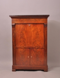 Antieke bureaus / Secretaire ca. 1810 met een mooi donker interieur achter... (No.474048)