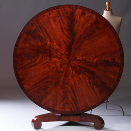Grote ronde tafel tilttop bloemmahonie ca 1870 voor ruim 6 personen (No.991955)