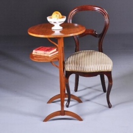 Antieke bijzettafels / wijntafels / Satijnhouten tilttop tafeltje ca. 1890 past over de armleuning van een fauteuil (No  (No.882903)