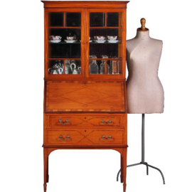 Antieke bureaus / Notenhouten secretaire ca. 1900 met 3-zijdig beglaasde vitrine (No.542447)