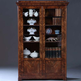 Strakke Biedermeier boekenkast / servieskast in bloemmahonie met verstelbare planken (No.231635)